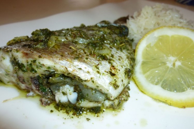 Barsch mit Pesto-Sauce aus dem Ofen