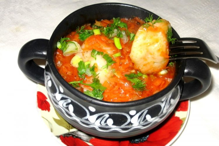 Barsch mit Gemüse in Tontöpfen