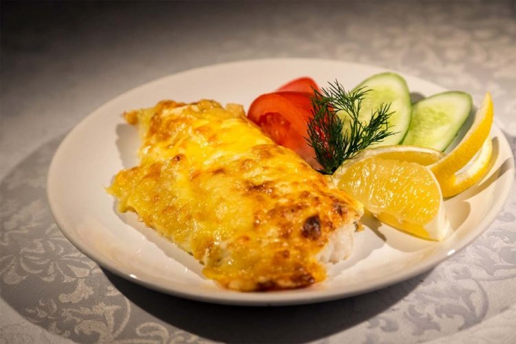 Barsch mit Käsesauce aus dem Ofen