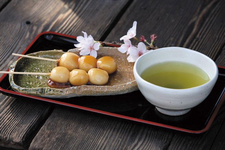 Dango mit Matcha-Sauce