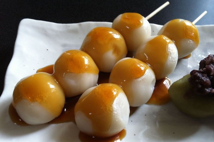 Mitarashi-Dango mit Sojasauce