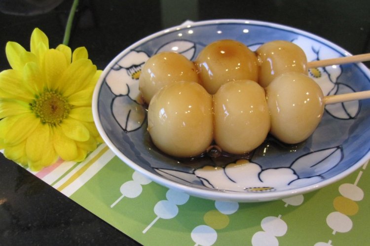 Dango mit Vanillesauce