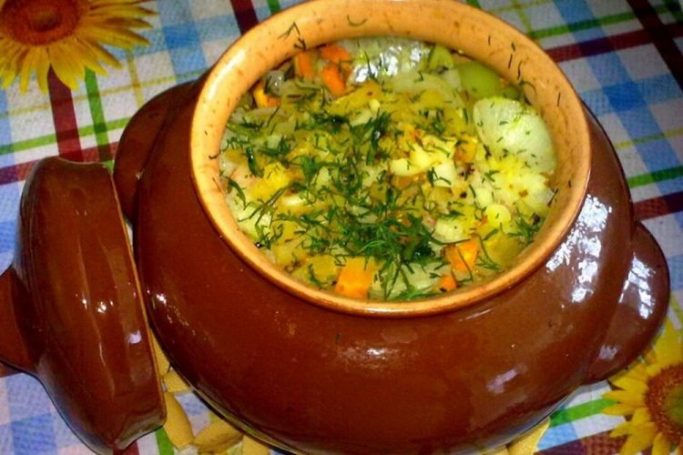 Karpfen mit Kartoffeln in Töpfen