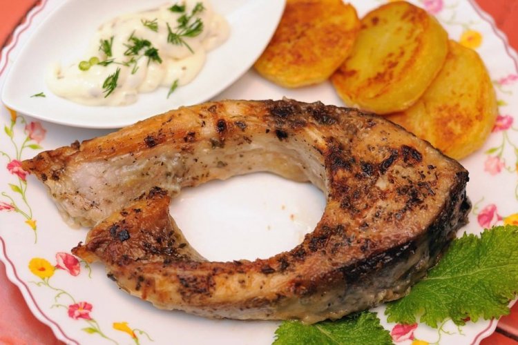 Karpfen, in Mehl gebraten in der Pfanne
