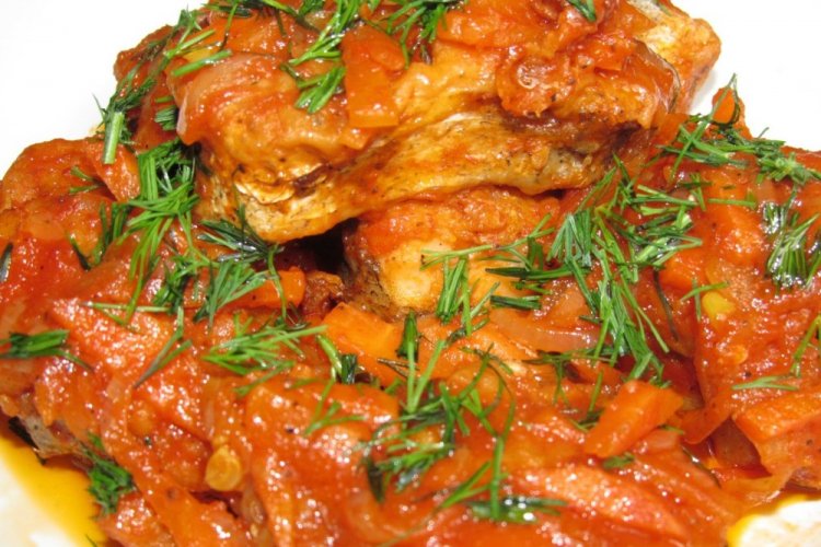 Geschmorter Karpfen in Tomaten-Sauerrahm-Sauce