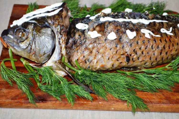 Karpfen, gefüllt mit Rogen und Semmelbröseln