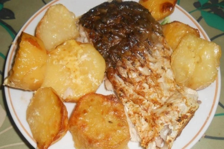 Karpfen mit Kartoffeln im Ofen