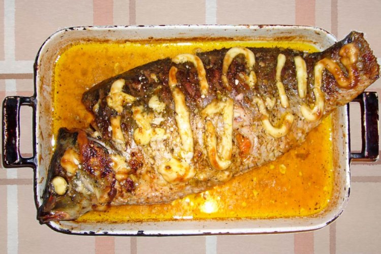 Karpfen mit Zwiebeln und Karotten