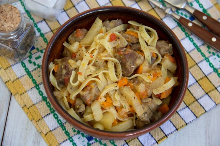 Gebratener Lagman mit Lammfleisch und Kartoffeln Gebratener Lagman mit Lammfleisch und Kartoffeln