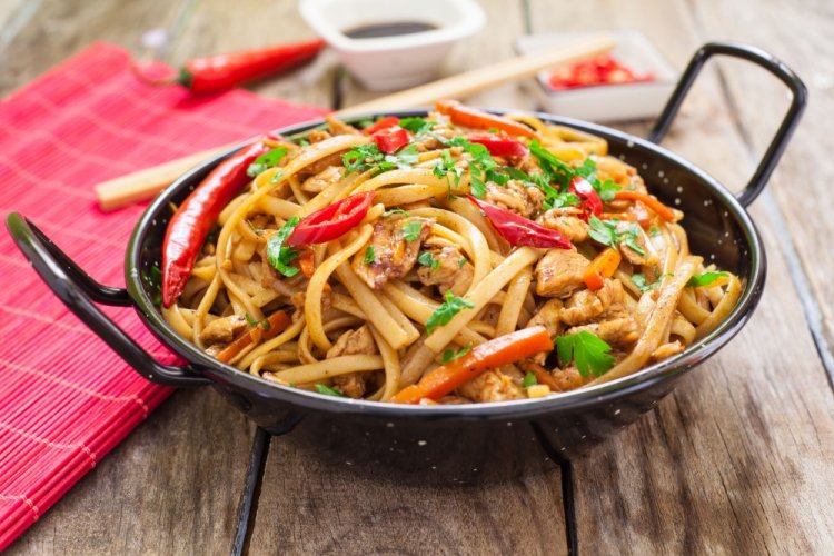 Gebratener Lagman mit Huhn