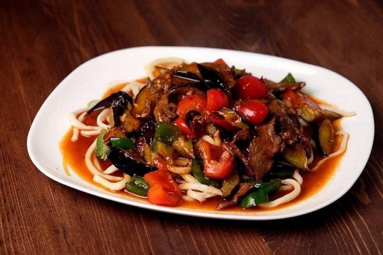 Gebratener Lagman mit Auberginen