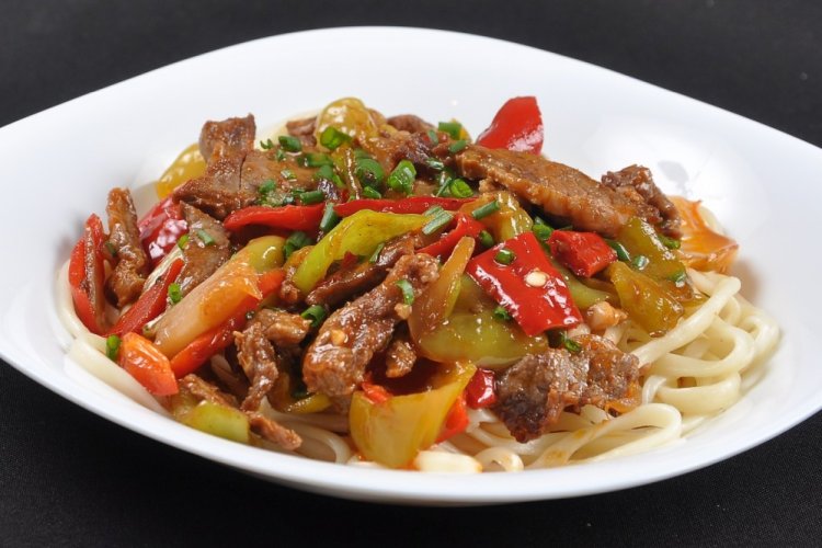 Gebratener Lagman mit Schweinefleisch