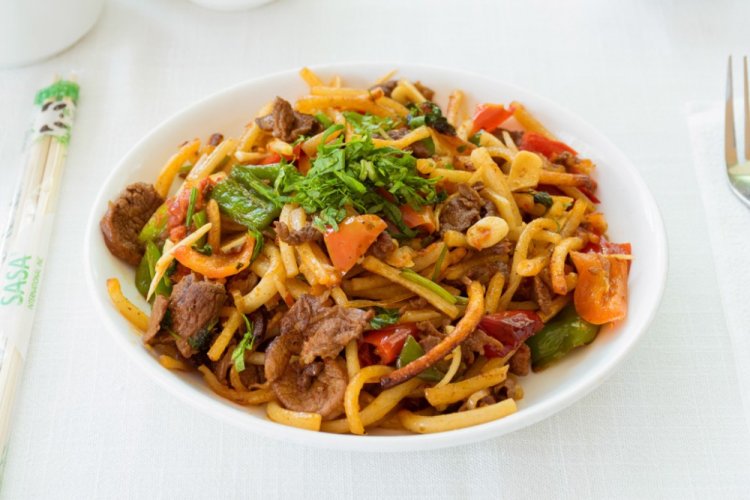 Gebratener Lagman mit Bohnen