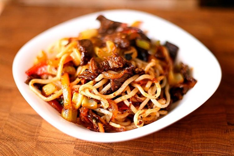 Gebratener Lagman mit Tomaten in eigenem Saft