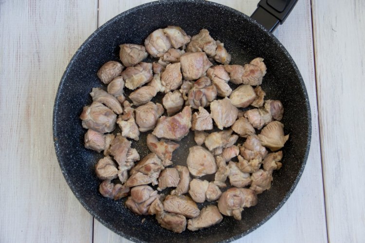 Gebratener Lagman mit Lammfleisch und Kartoffeln
