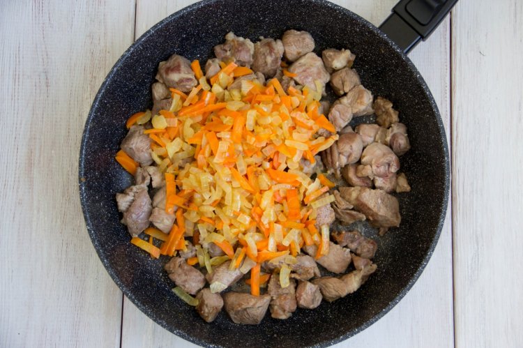 Gebratener Lagman mit Lammfleisch und Kartoffeln