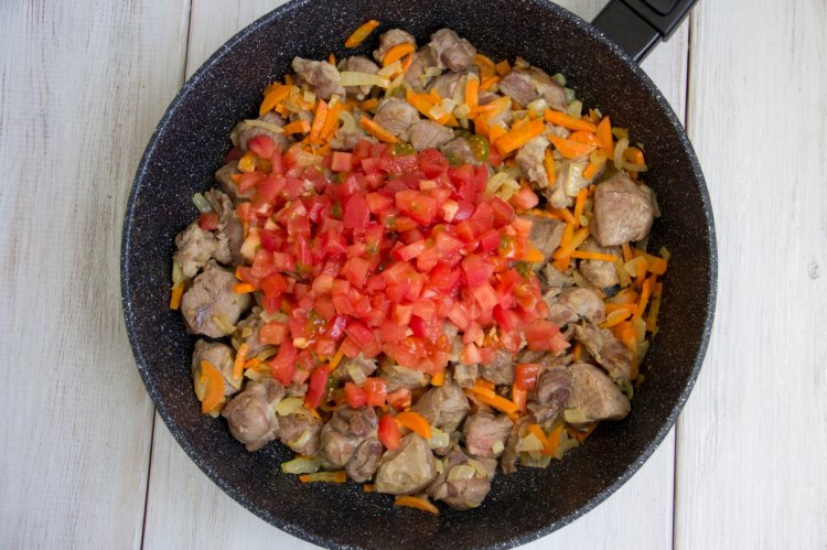 Gebratener Lagman mit Lammfleisch und Kartoffeln