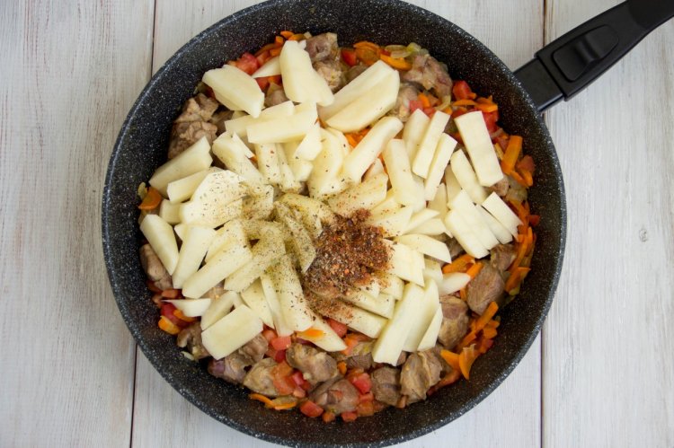 Gebratener Lagman mit Lammfleisch und Kartoffeln
