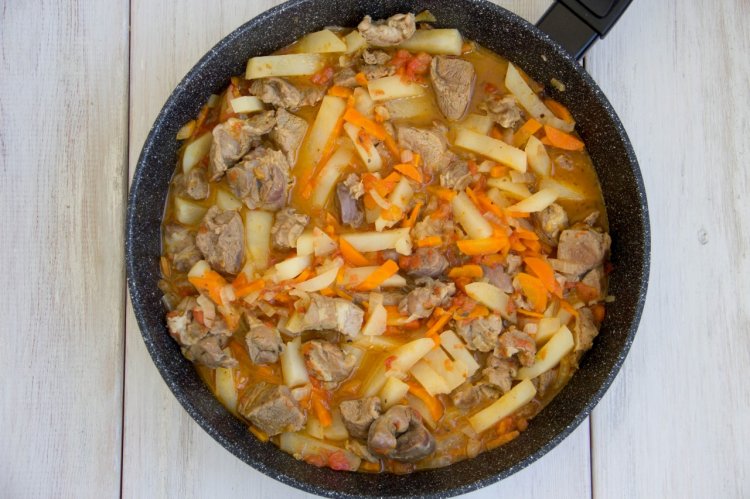 Gebratener Lagman mit Lammfleisch und Kartoffeln
