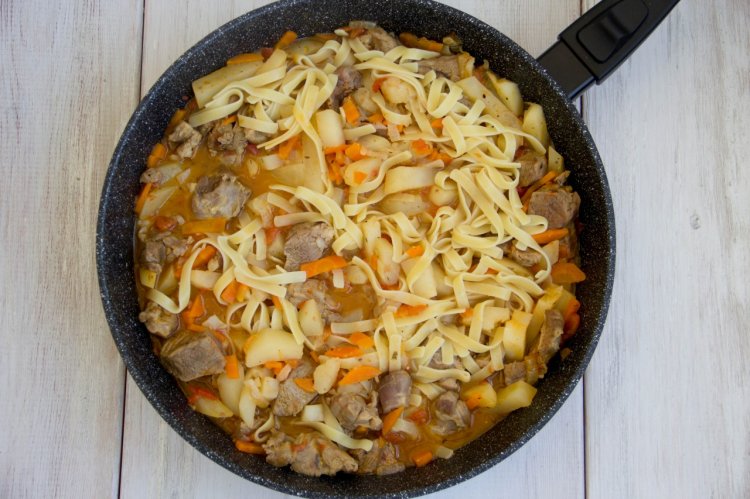 Gebratener Lagman mit Lammfleisch und Kartoffeln