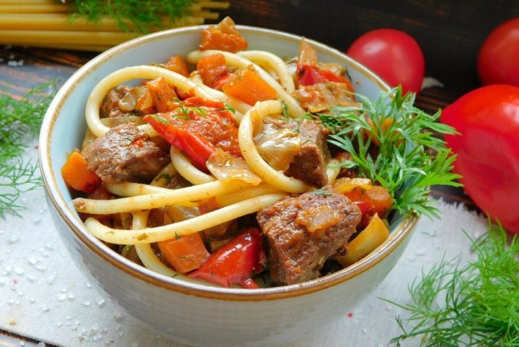 Gebratener Lagman mit Rindfleisch