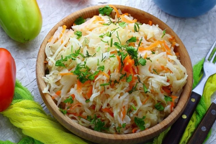 Sauerkraut mit Zwiebeln und Kräutern