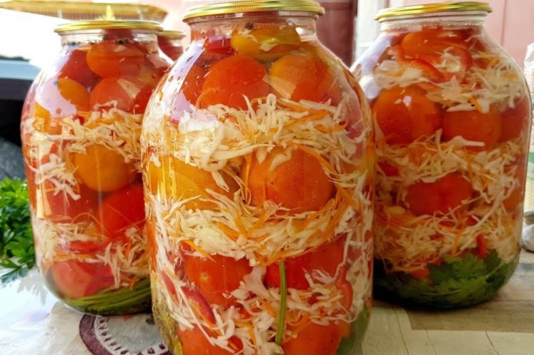 Sauerkraut mit Tomaten für den Winter