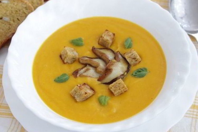 Kürbiscremesuppe mit Steinpilzen
