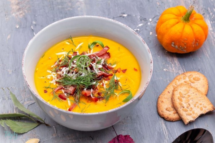Kürbiscremesuppe mit Bohnen und Würstchen