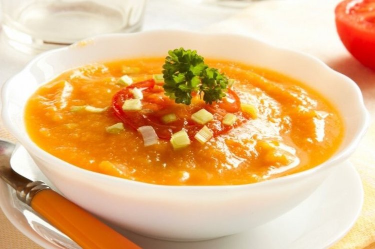 Kürbiscremesuppe mit Tomaten und Sellerie
