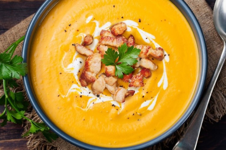 Kürbiscremesuppe mit grünen Erbsen