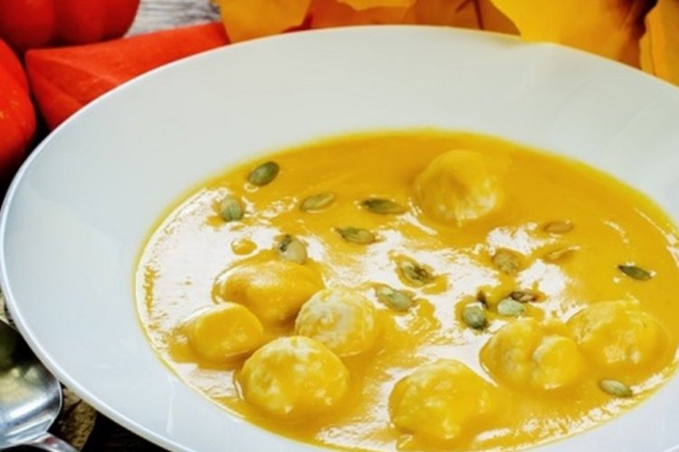 Kürbis-Zucchini-Cremesuppe mit Frikadellen