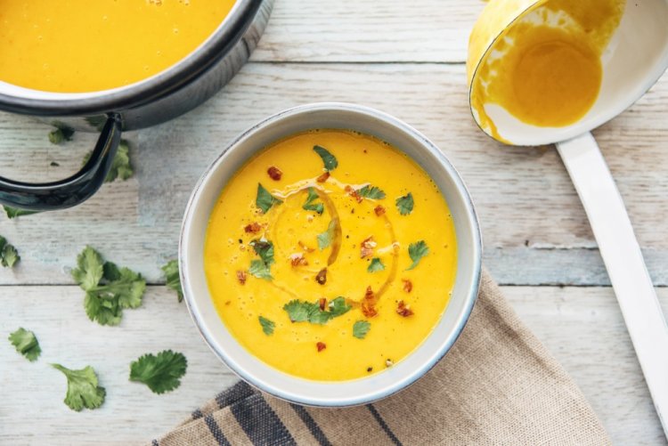Kürbiscremesuppe mit Huhn und Kaki