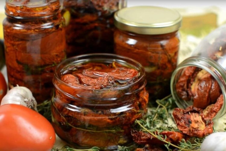 Getrocknete Tomaten mit Rosmarin aus dem Ofen