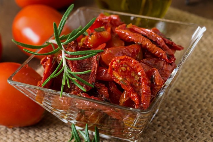 Getrocknete Tomatenstücke aus dem Ofen