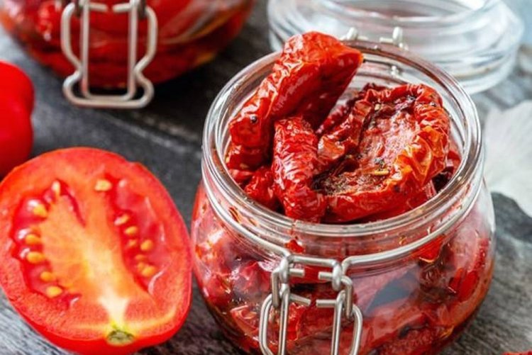 Getrocknete Tomaten mit Zucker aus dem Ofen