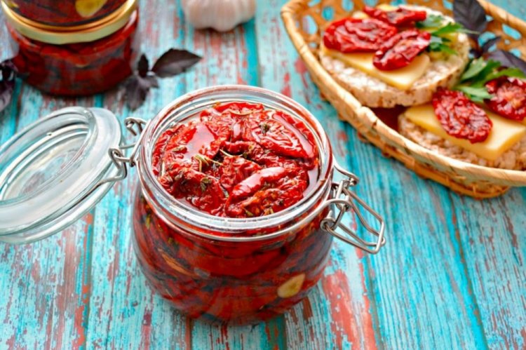 Getrocknete Tomaten aus dem Ofen für den Winter