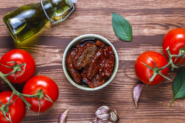 Getrocknete Tomaten mit Basilikum aus dem Ofen