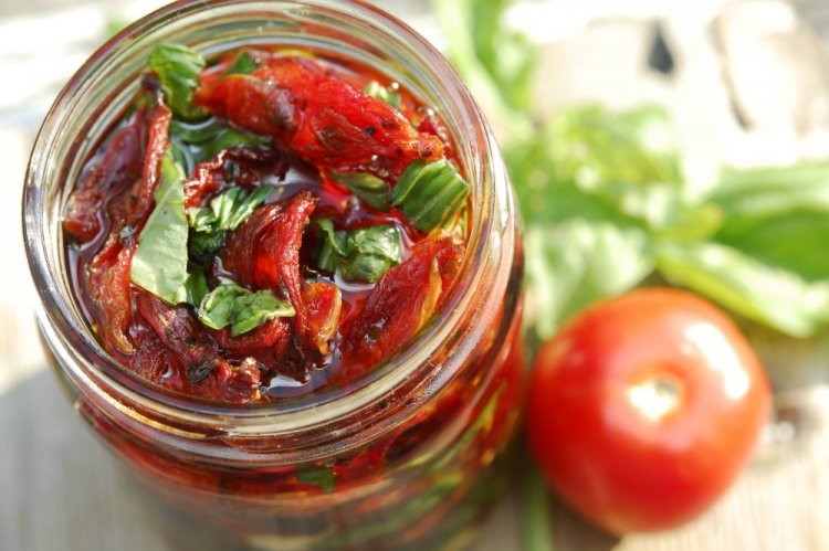 Geschälte getrocknete Tomaten aus dem Ofen