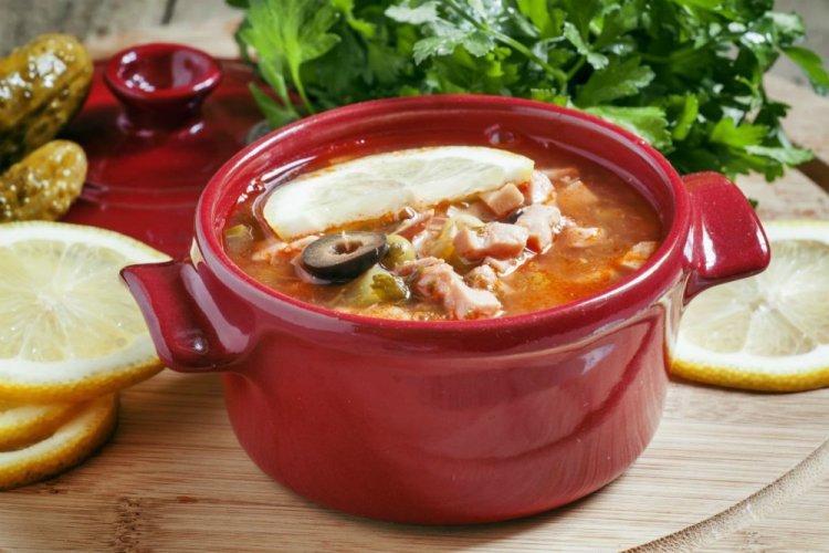 Soljanka mit geräuchertem Fleisch