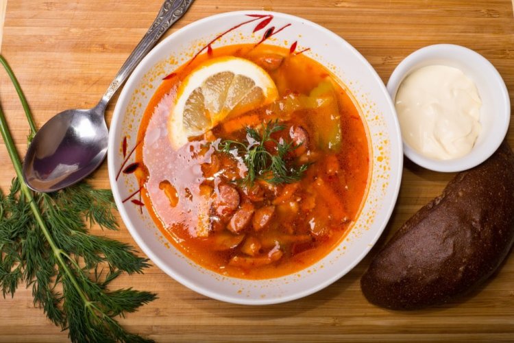 Soljanka mit Pute und geräuchertem Fleisch