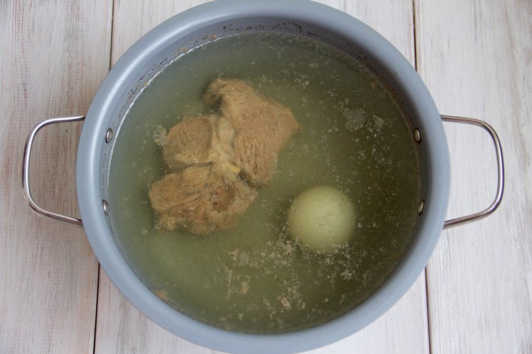 Soljanka mit Wurst und Kartoffeln