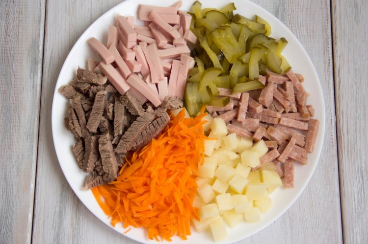 Soljanka mit Wurst und Kartoffeln