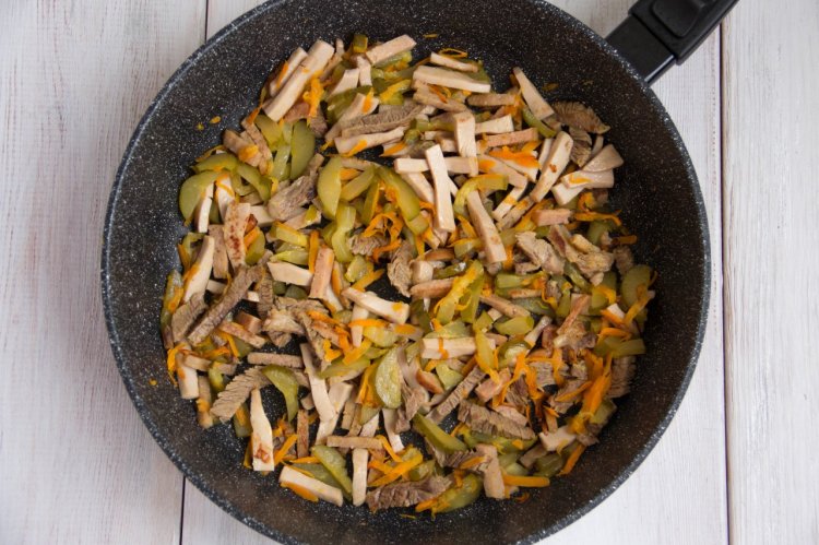 Soljanka mit Wurst und Kartoffeln