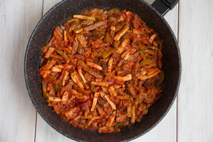 Soljanka mit Wurst und Kartoffeln