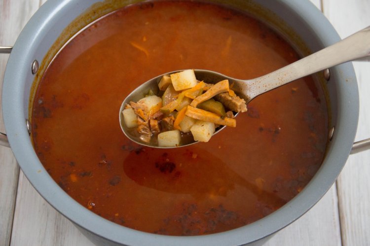 Soljanka mit Wurst und Kartoffeln