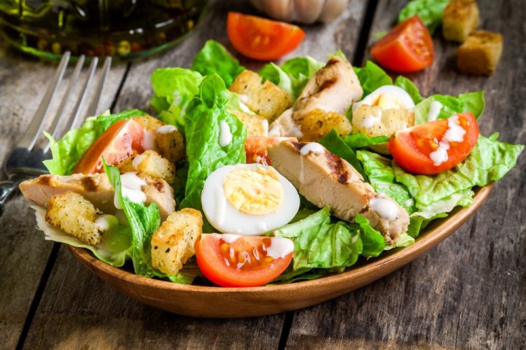 Ensalada César con anchoas y alcaparras