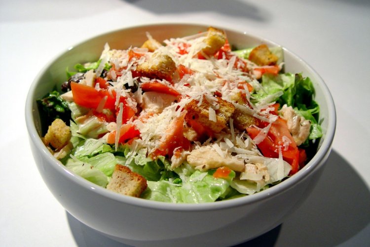 Ensalada César con atún