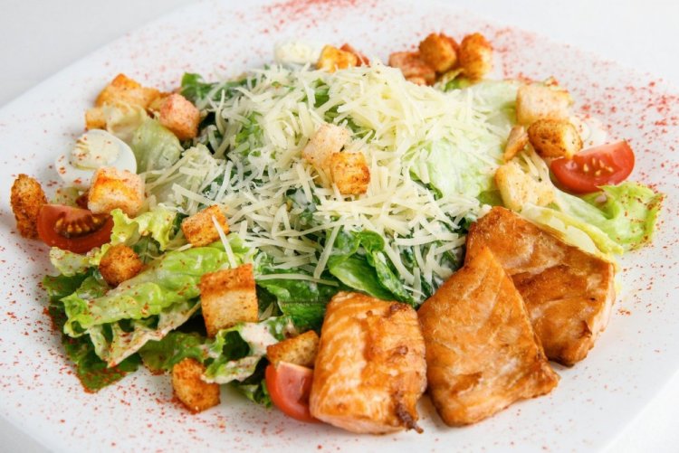 Ensalada César con salmón