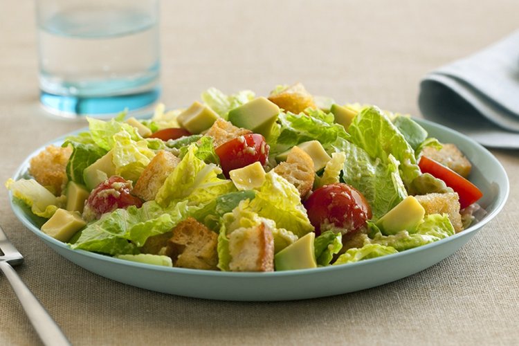 Ensalada César con aguacate
